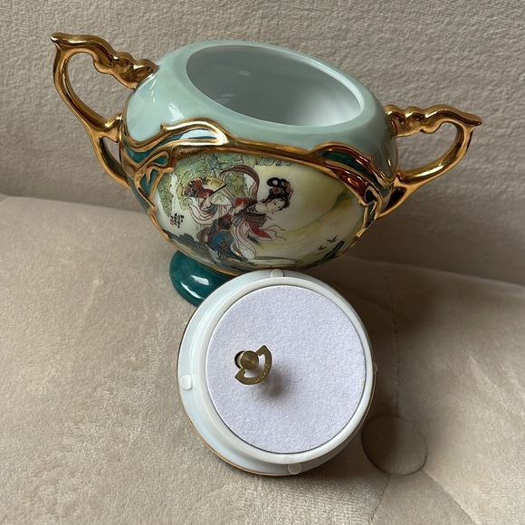 Ardleigh Elliott “Beauties of the Red Mansion”Music Box Collection - Picture 2 of 6